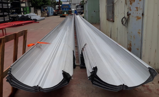 Giá thành của sản phẩm này cao hơn so với các loại tôn thông thường hoặc một số thương hiệu nội địa giá rẻ.