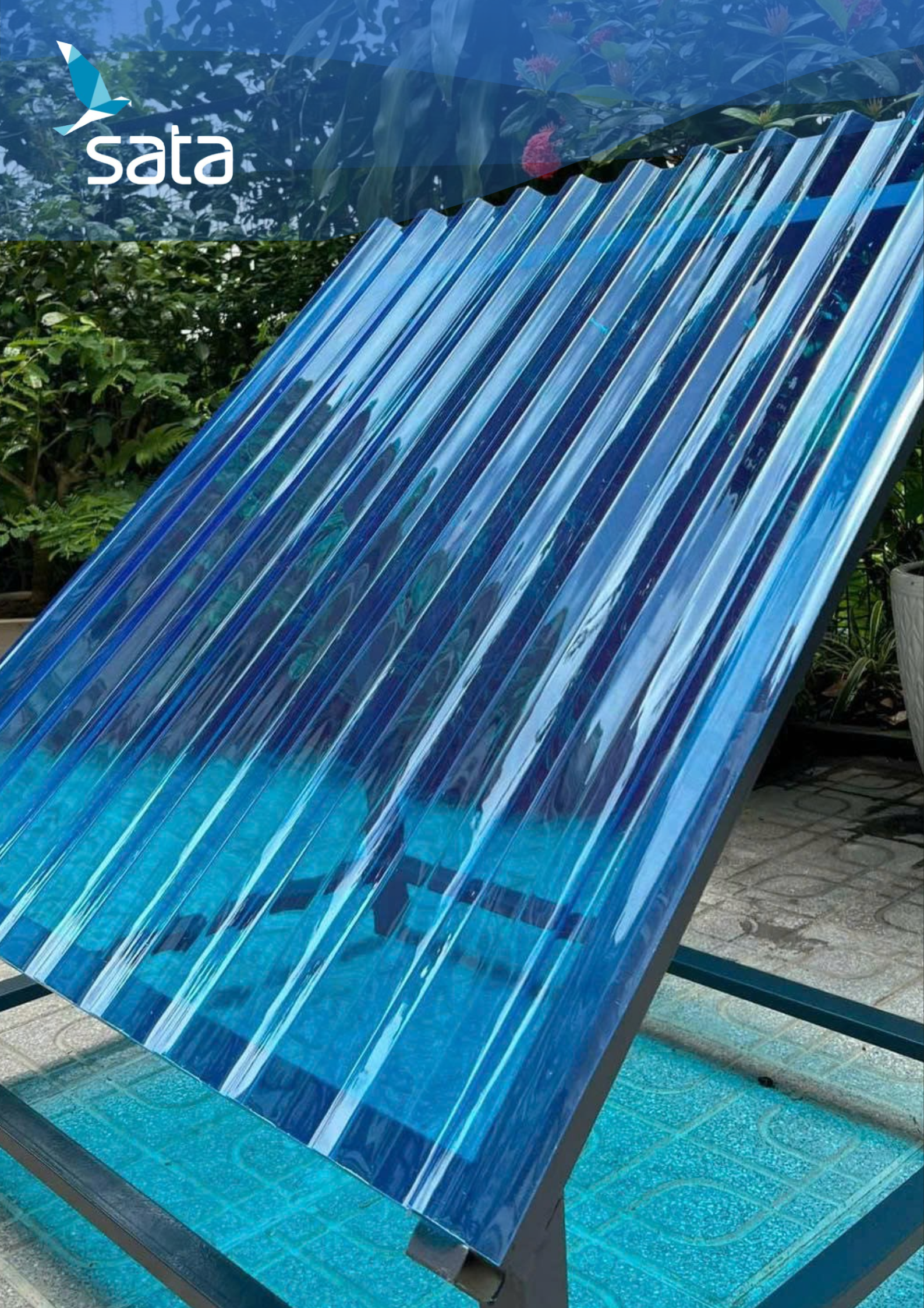 Dùng làm mái hiên, mái che sân vườn, giếng trời, ban công nhờ khả năng chống nóng và màu sắc hài hòa với không gian thiên nhiên