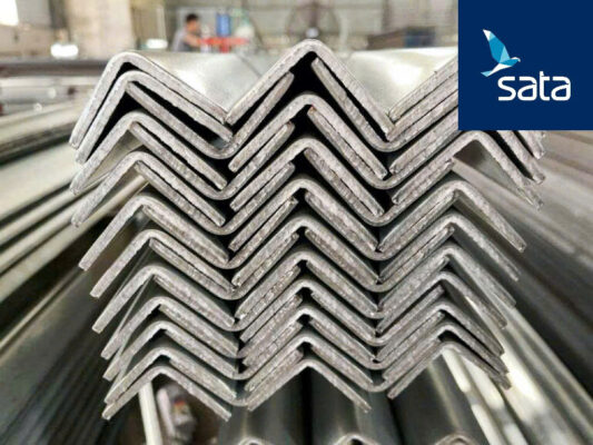 Được sản xuất từ thép tiêu chuẩn ASTM A36, SS400, Q235B có độ bền kéo lên đến 400 - 510 MPa.