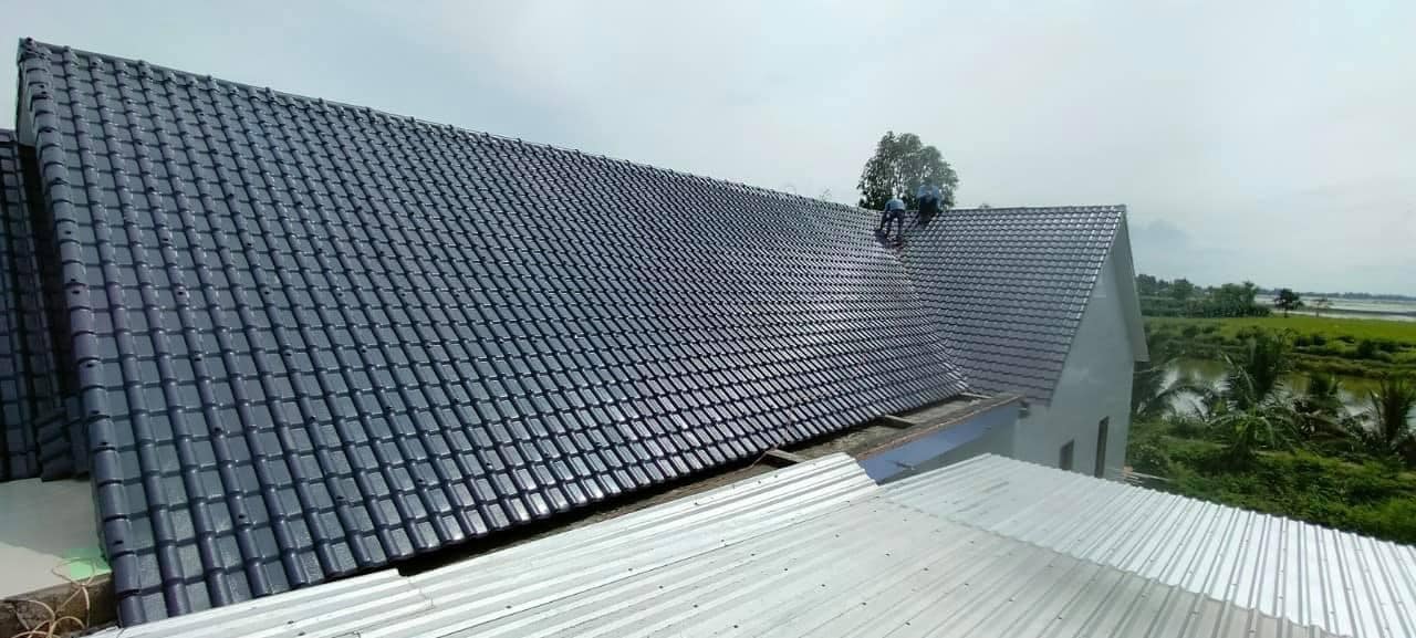 Giá Thi Công Tôn Nhựa Giả Ngói Mới Nhất 2025 tại khu vực TP.HCM