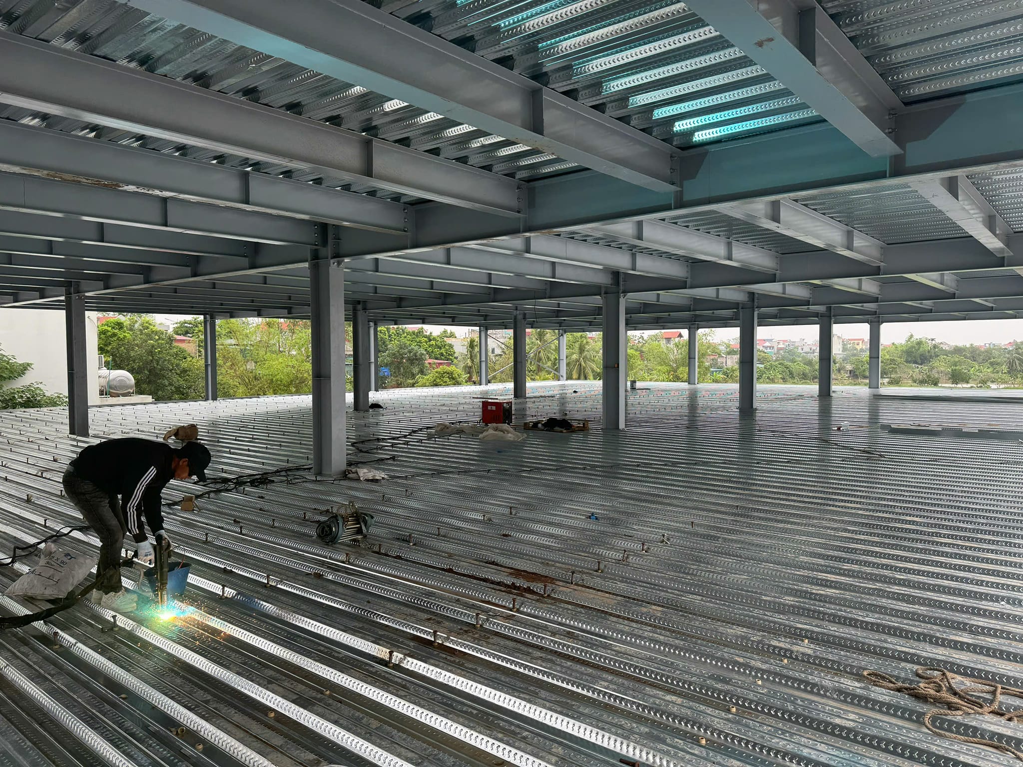 SÀN DECK LÀ GÌ? BÁO GIÁ TÔN SÀN DECK CẬP NHẬT MỚI T3/2025