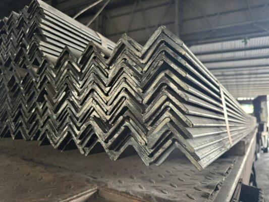 Thép V mạ kẽm là lựa chọn lý tưởng cho các công trình cần kết cấu vững chắc, độ bền cao và khả năng chống ăn mòn tốt.