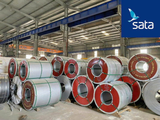 Tôn Hoa Sen chính hãng có logo rõ ràng, tên sản phẩm, thông tin tiêu chuẩn kỹ thuật (JIS, ISO, ASTM), độ dày, lớp mạ, và mã số cuộn.
