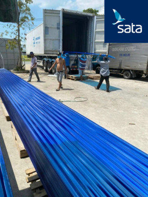 Với trọng lượng nhẹ, tôn nhựa composite dễ dàng vận chuyển, bốc dỡ và lắp đặt.