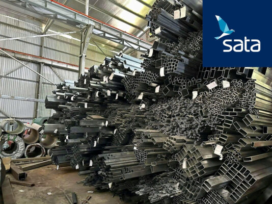 Thép hộp không được bảo quản trong môi trường khô ráo, dẫn đến rỉ sét hoặc ố mốc.