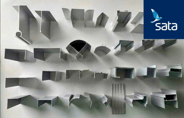 Phụ kiện đóng vai trò quan trọng trong thi công vách Panel, giúp cố định, liên kết, chống thấm và tăng độ thẩm mỹ.