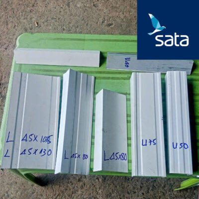 Các thanh nhôm định hình là phụ kiện quan trọng nhất trong thi công panel, dùng để liên kết, cố định, và che khe hở giữa các tấm panel (vách, trần, mái).
