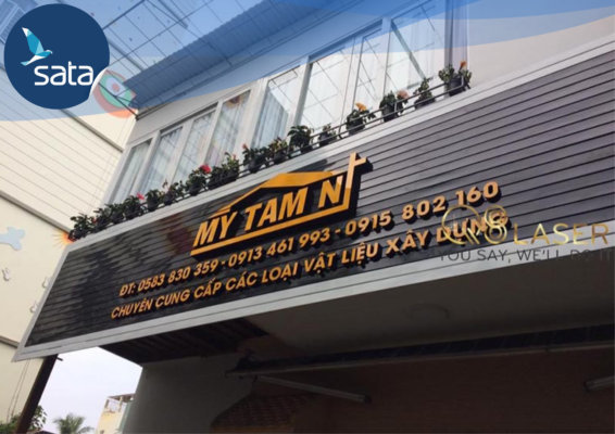 Tránh dùng các chất tẩy rửa mạnh hoặc vật cứng cọ xát dễ làm trầy xước bề mặt tôn và chữ nổi.