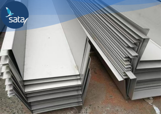 Máng inox là sản phẩm được gia công từ tấm inox thông qua quá trình chấn, dập, cắt gấp thành các hình dạng như máng chữ U, V, máng xối, máng điện,...