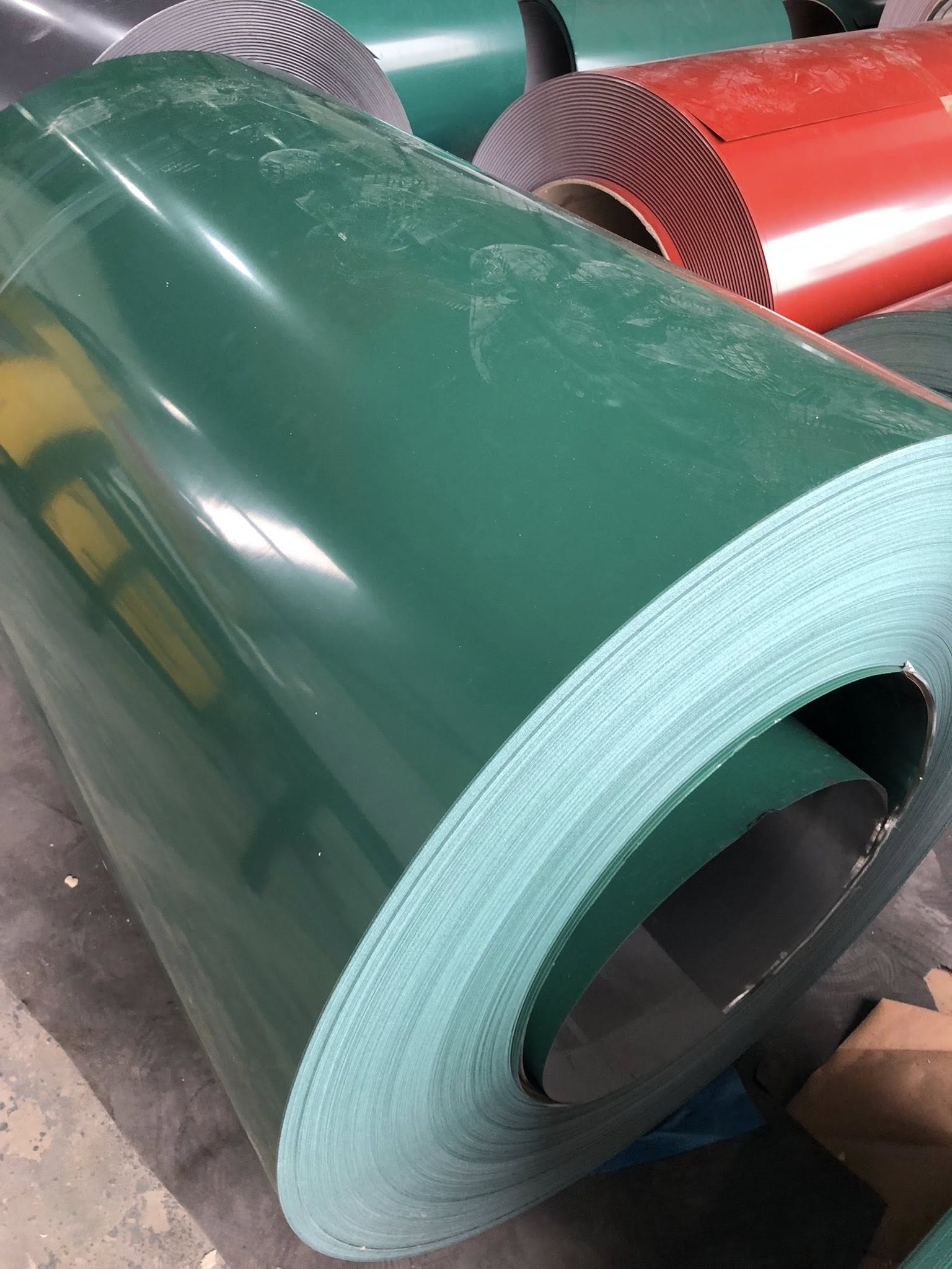 Tìm hiểu về những ưu điểm nổi bật của tôn màu xanh rêu